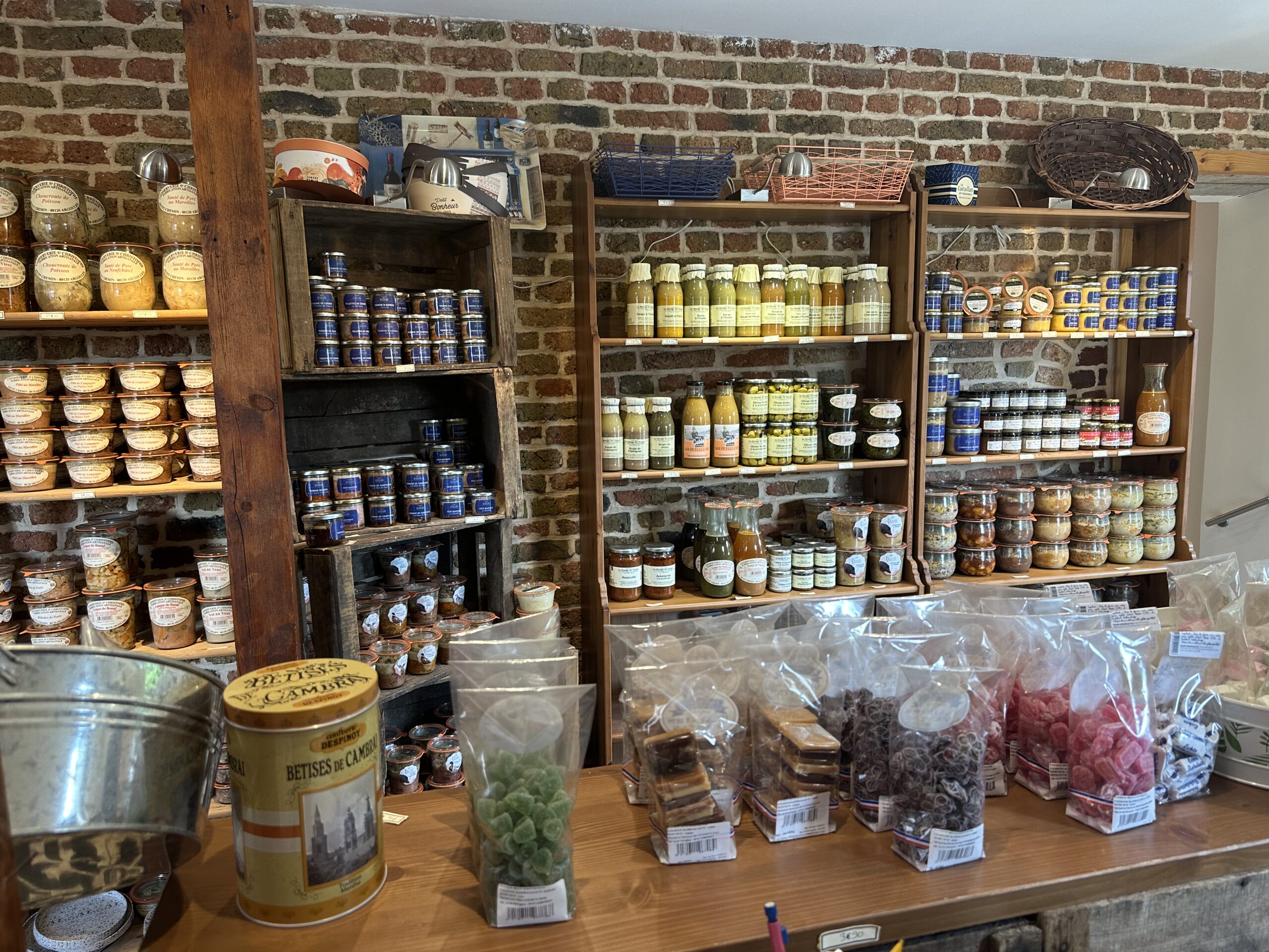 La Grange Du Terroir, intérieur avec le comptoir du magasin