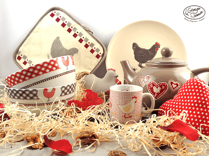 Décorations, bols, mugs, assiettes.